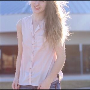 FRANCESCA'S COLLECTIONS 𝅺Francesca’s Collections Blushing Sleeveless Blouse